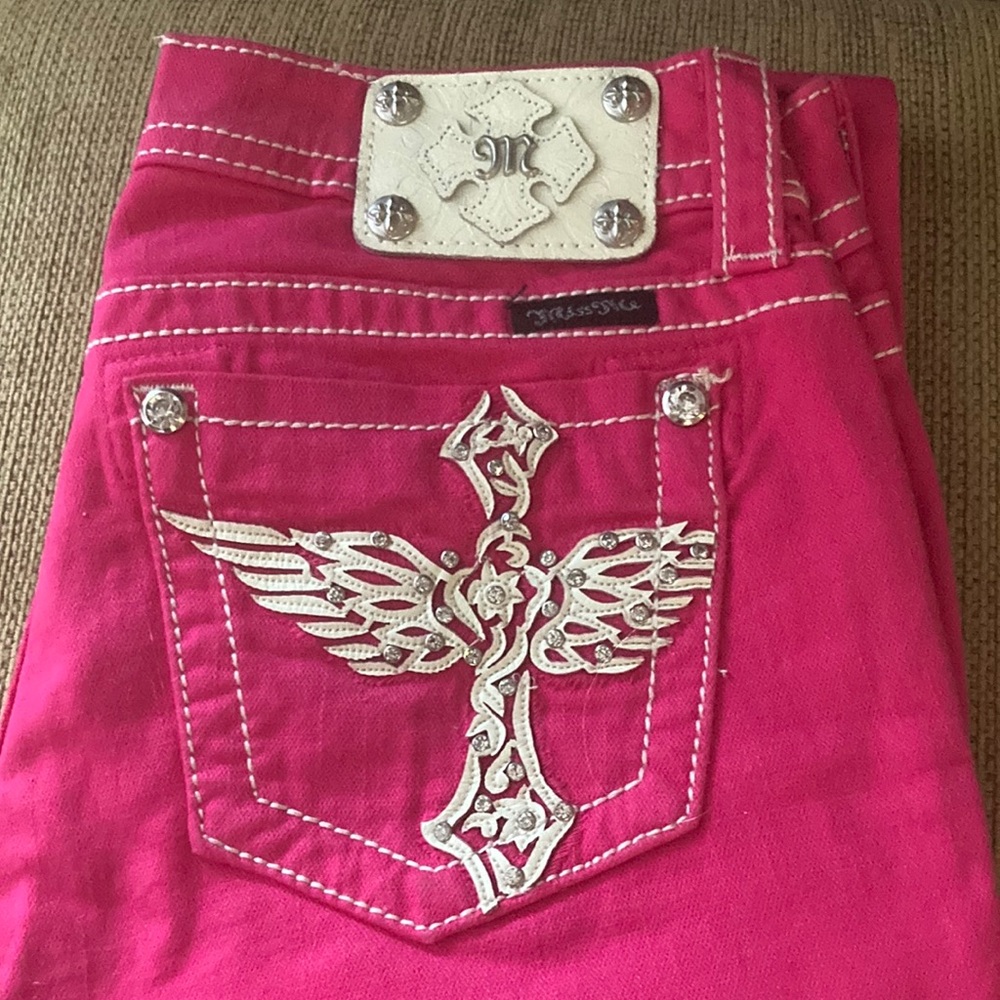 LIKE NEW Miss Me Pink Cuffed Capris with White Contrast Stitching